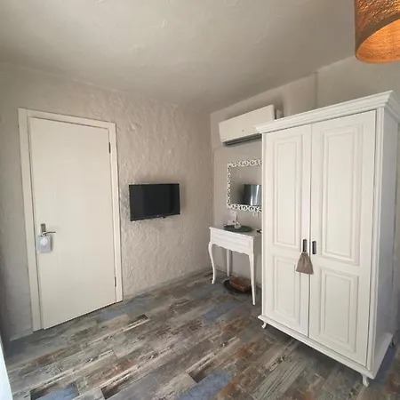 Naz ألاتشاتي